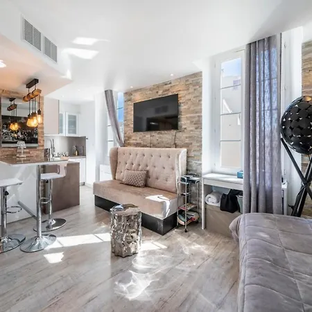 Beautiful Rue D'antibes *